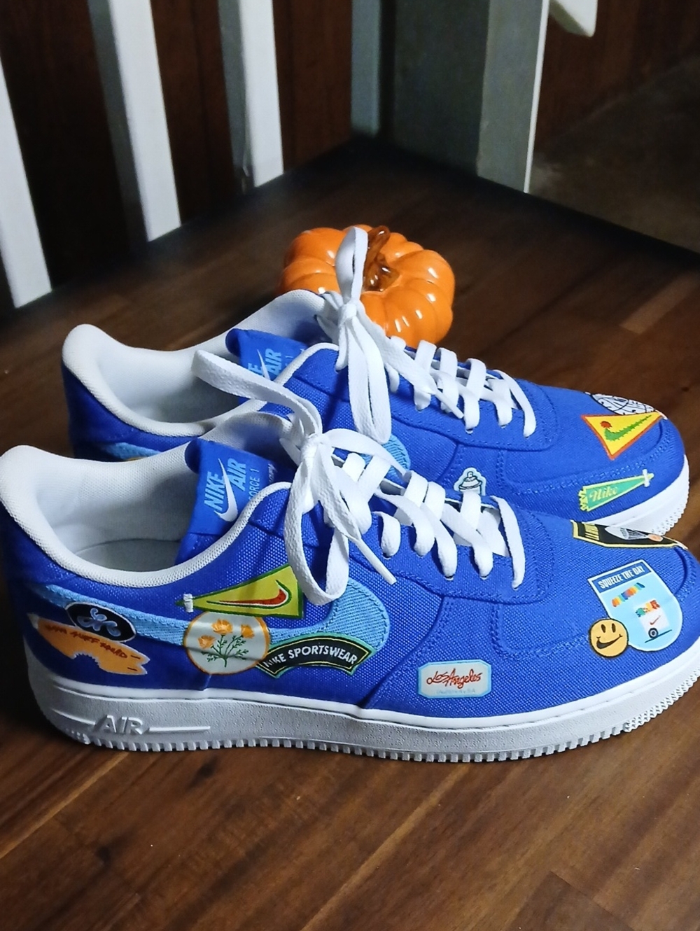 Mens 10.5 Likw NEW. Nike Royal Blue Patch Graphic Sneakers